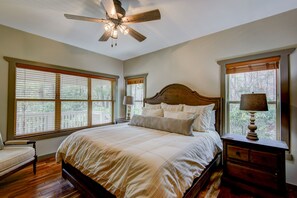 3 habitaciones, tabla de planchar con plancha, wifi y ropa de cama 