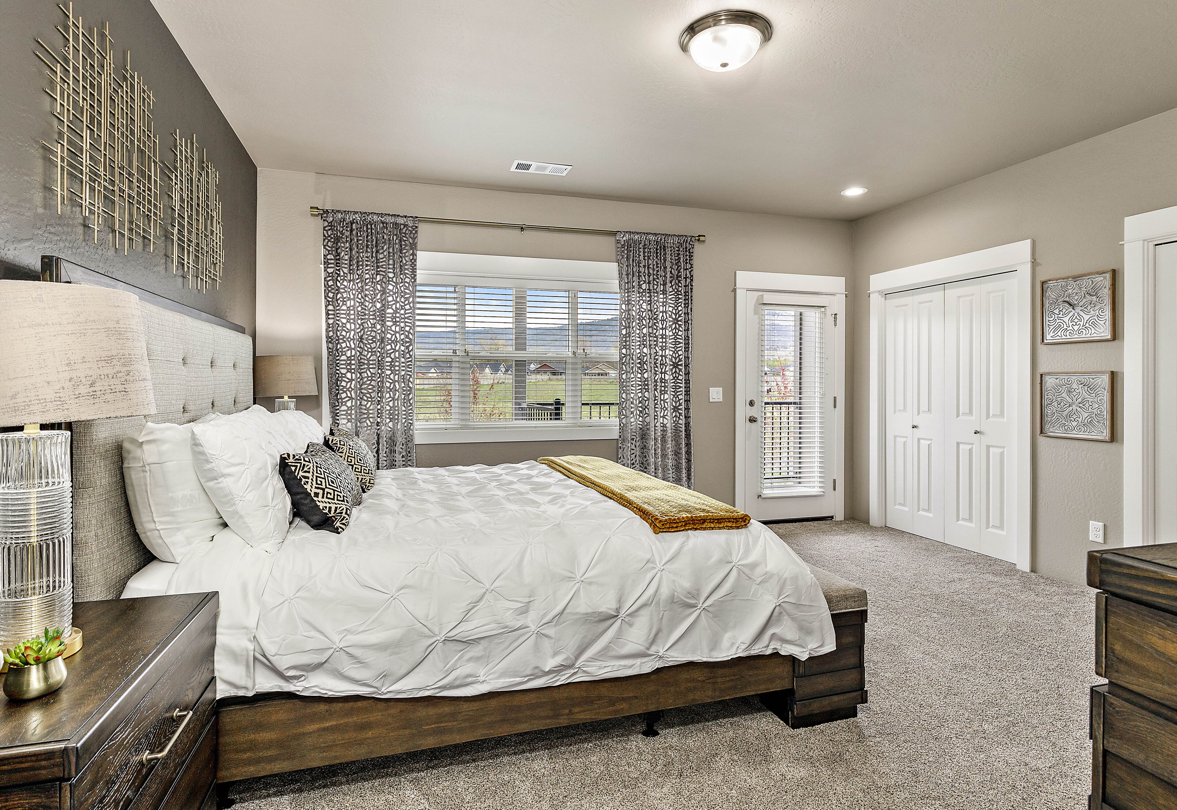 2 habitaciones, escritorio y tabla de planchar con plancha 