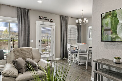 Serenity-Themed, Fastest WiFi, 2 King Beds Home