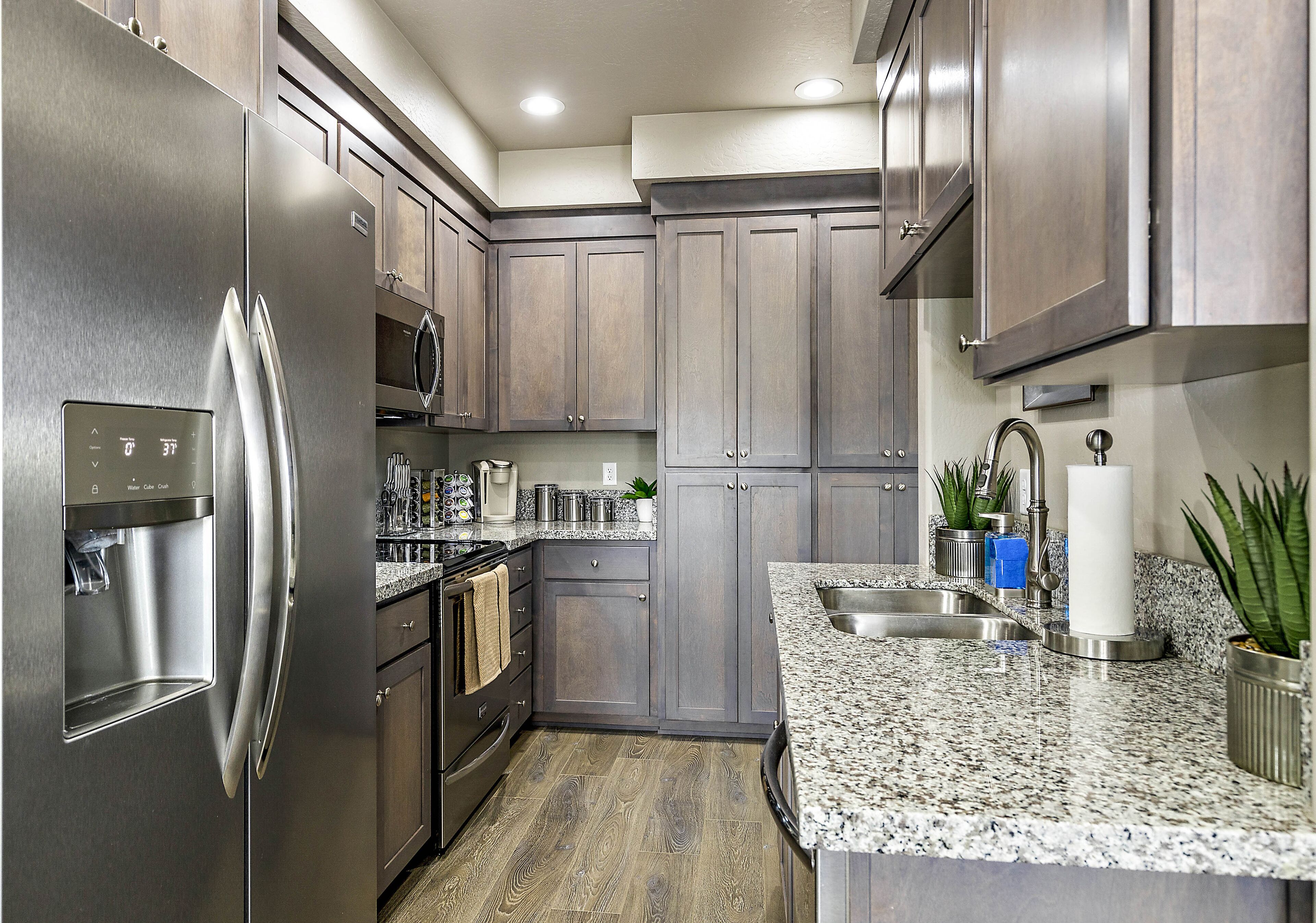 Refrigerador, microondas, horno y parrilla de estufa 