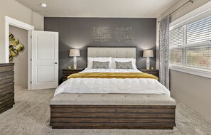 2 bedrooms, desk, iron/ironing board, travel cot - Serenity-Themed, Fastest WiFi, 2 King Beds Home (Medford)