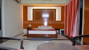 Ein Hotelzimmer mit Bett, Tisch und Stühlen.