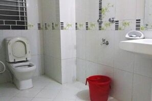 Shower, rainfall showerhead, free toiletries, towels - Sea Welcome Resort (Cox's Bazar)