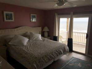 4 dormitorios, caja fuerte, escritorio y tabla de planchar con plancha