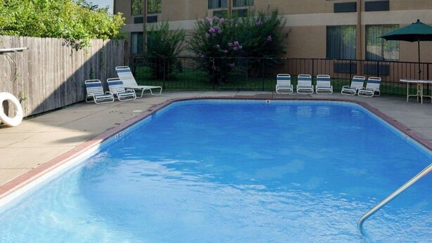 Seasonal outdoor pool - EconoLodge (Yazoo City)