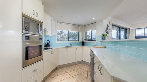 Peninsula Waters, 3/2-4 Soldiers Point Rd - Beautiful Air Conditioned Unit with Pool, Lift & WIFI