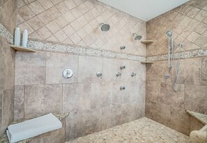 Combined shower/bathtub, hair dryer, towels, soap - Upscale 4 BR Home with RV parking (Henderson)