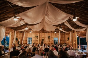 Banquet hall - Broadwing Farm Cabins -Pine Cabin- Hot Tub with Mineral Water (Hot Springs)
