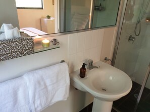 Shower, hair dryer, towels, toilet paper - Treetops Studio Apartment, Rainbow Beach Resort. (Rainbow Beach)