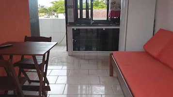 Apartamento com varanda | Private kitchenette | Fridge, cookware/dishes/utensils