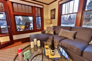 TV, peis, bøker og stereoanlegg