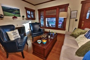 Televisión, chimenea, libros y estéreo 