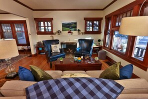 Télévision, cheminée, livres, chaîne hi-fi