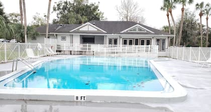 Pet-Friendly 2BR Condo Next to North Florida Hospital