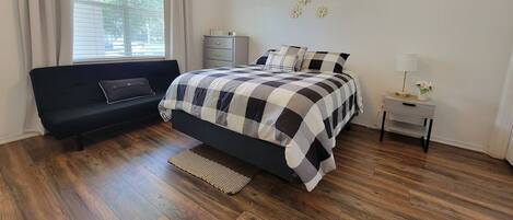 2 bedrooms, desk, iron/ironing board, free WiFi