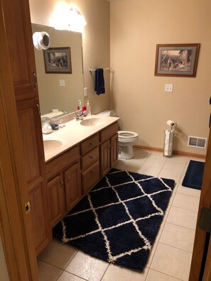 Kombination af bruser/badekar, håndklæder