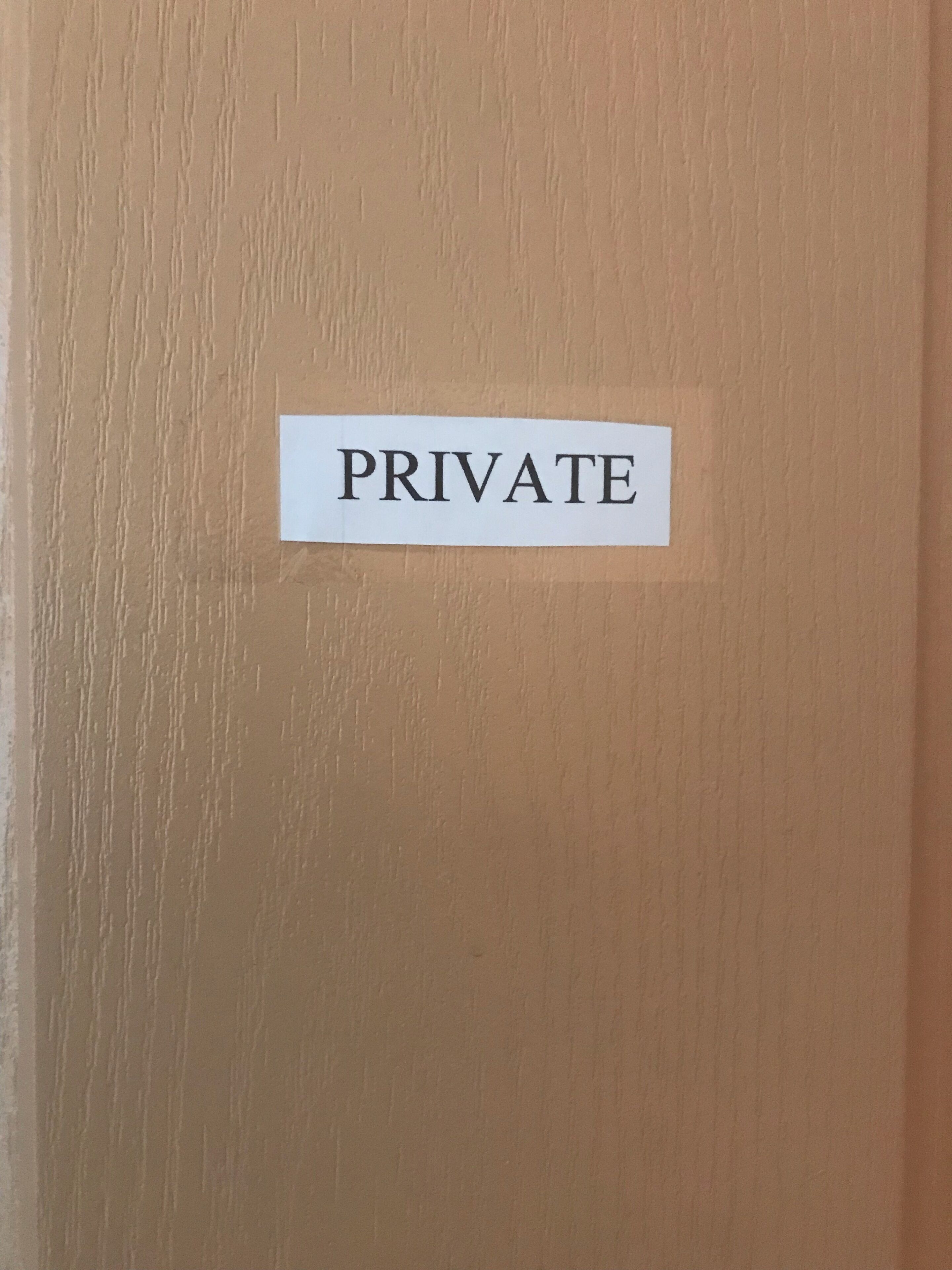 Un mur amb una placa que diu 'PRIVATE'.