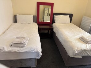2 chambres, fer et planche à repasser, Wi-Fi gratuit, draps fournis