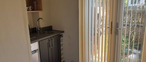 Réfrigérateur, micro-ondes, bouilloire électrique