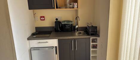 Réfrigérateur, micro-ondes, bouilloire électrique