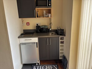 Fridge, microwave, stovetop, electric kettle - Private Bedrooms, Ground Fl, Limited Parking/wifi (Salford)