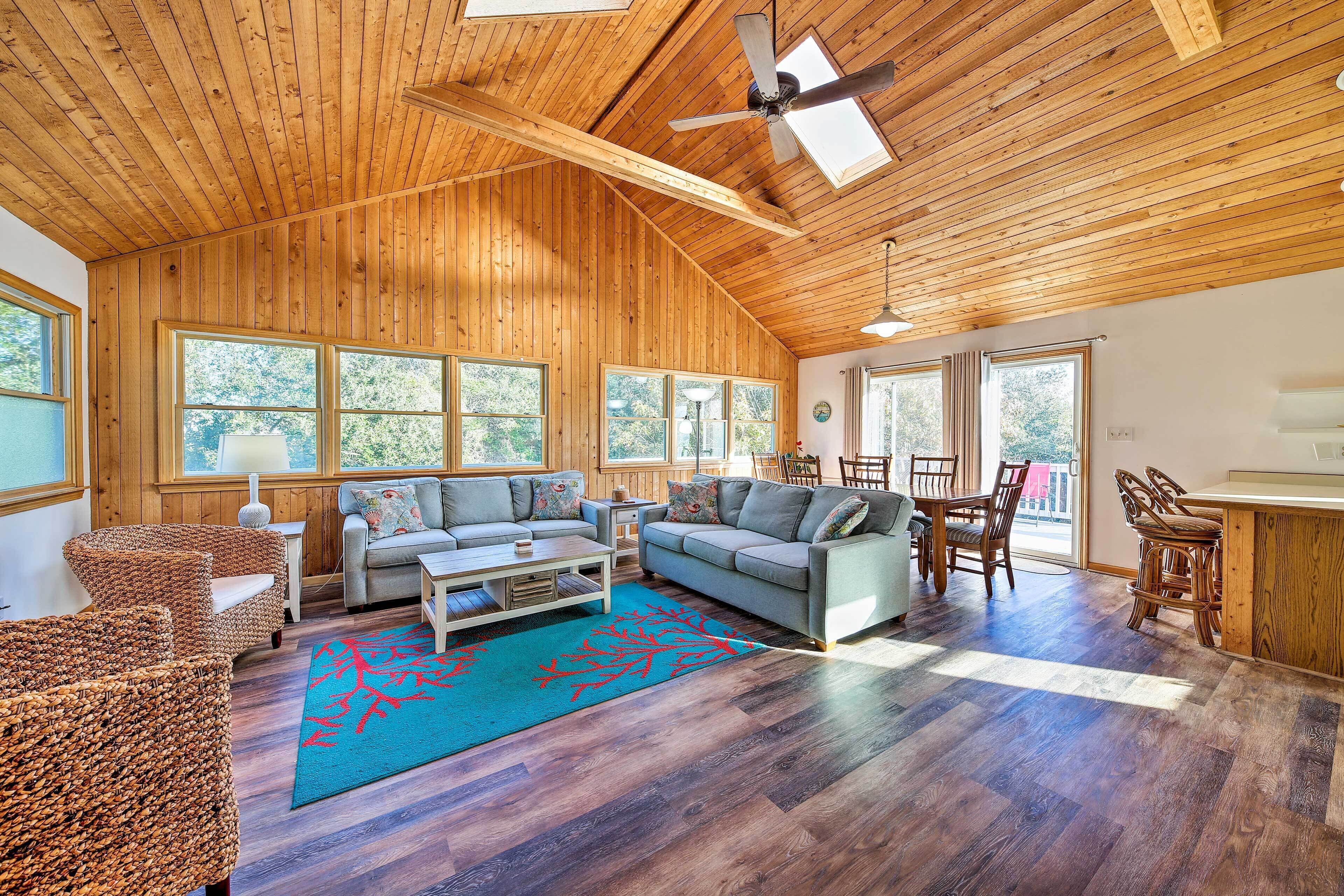 Bright Southern Shores Family Home < 1 Mi to Beach