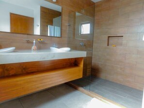 Ensemble douche/baignoire, serviettes fournies, savon, shampoing