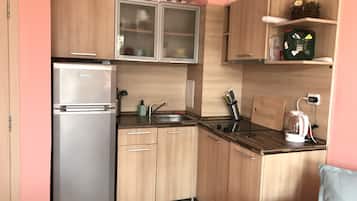 Microondas, placa de cocina, utensilios de cocina