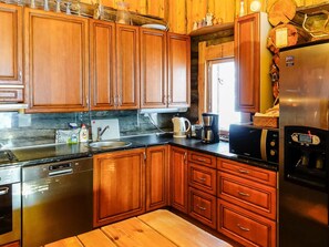 Refrigerador, microondas, lavavajillas y utensilios de cocina 