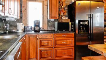 Refrigerador, microondas, lavavajillas y utensilios de cocina