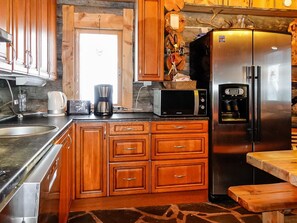 Kühlschrank, Mikrowelle, Geschirrspüler, Kochgeschirr/Geschirr/Besteck