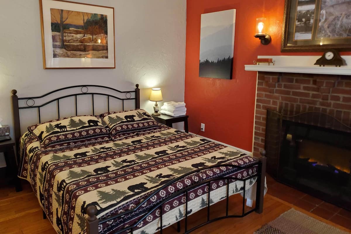 Habitación Deluxe, 1 cama Queen size, para no fumadores (Cozy Cabin (Shared Bathrooms)) | Ropa de cama de alta calidad y camas con efecto memoria