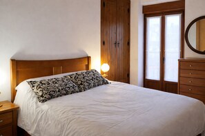 2 habitaciones, tabla de planchar con plancha, cuna de viaje y wifi 