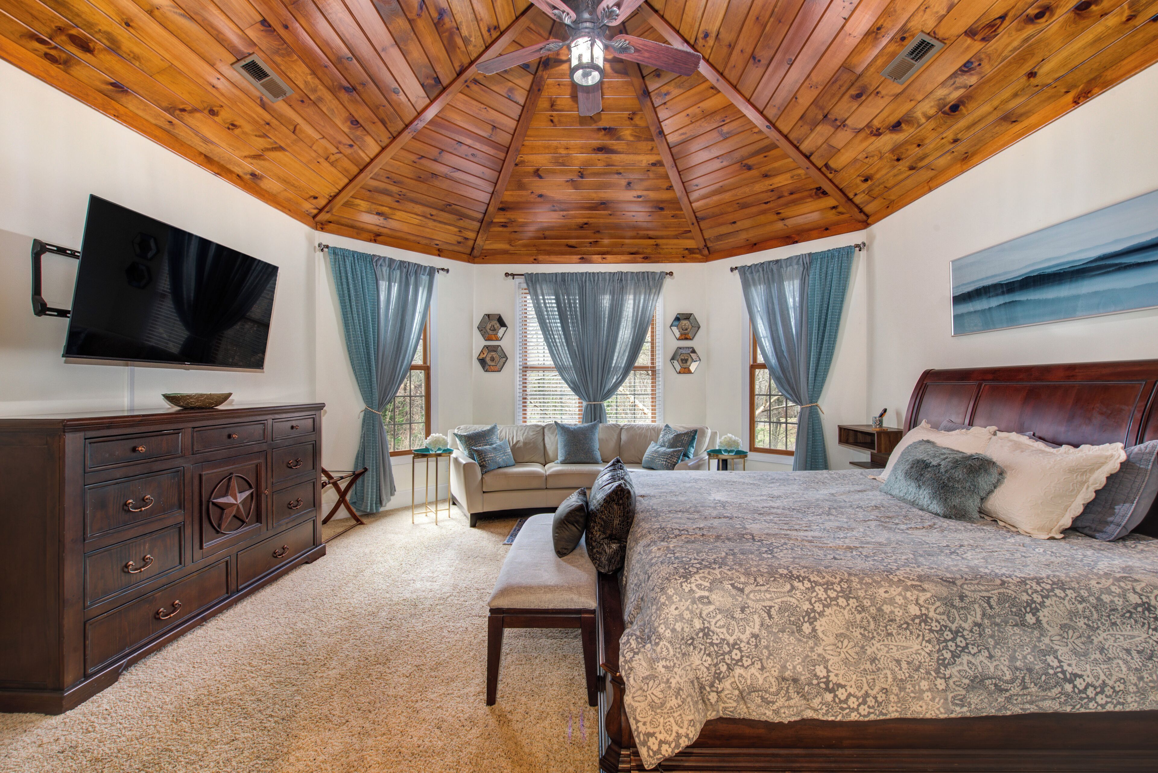 6 bedrooms, desk, iron/ironing board, travel crib