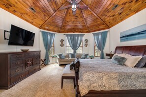 6 makuuhuonetta, työpöytä, silitysrauta/-lauta, vauvan matkasänky