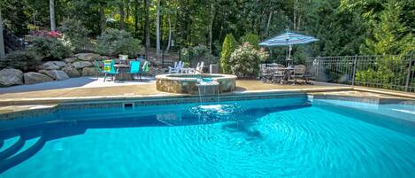 Una piscina al aire libre, una piscina climatizada