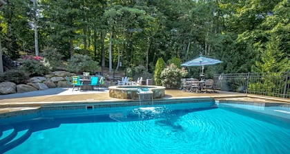 Voted Best Family Stay in the Smokys 2023 and 2024 private pool, 55â tvs