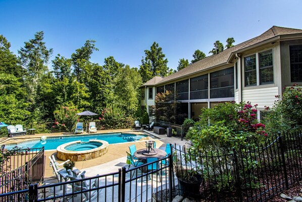 Una piscina al aire libre, una piscina climatizada