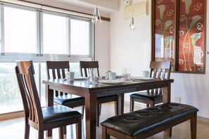 家庭公寓客房, 3 間臥室, 無障礙, 海景 | 房內用餐