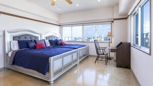 Une chambre à coucher avec un grand lit, un bureau et une chaise.