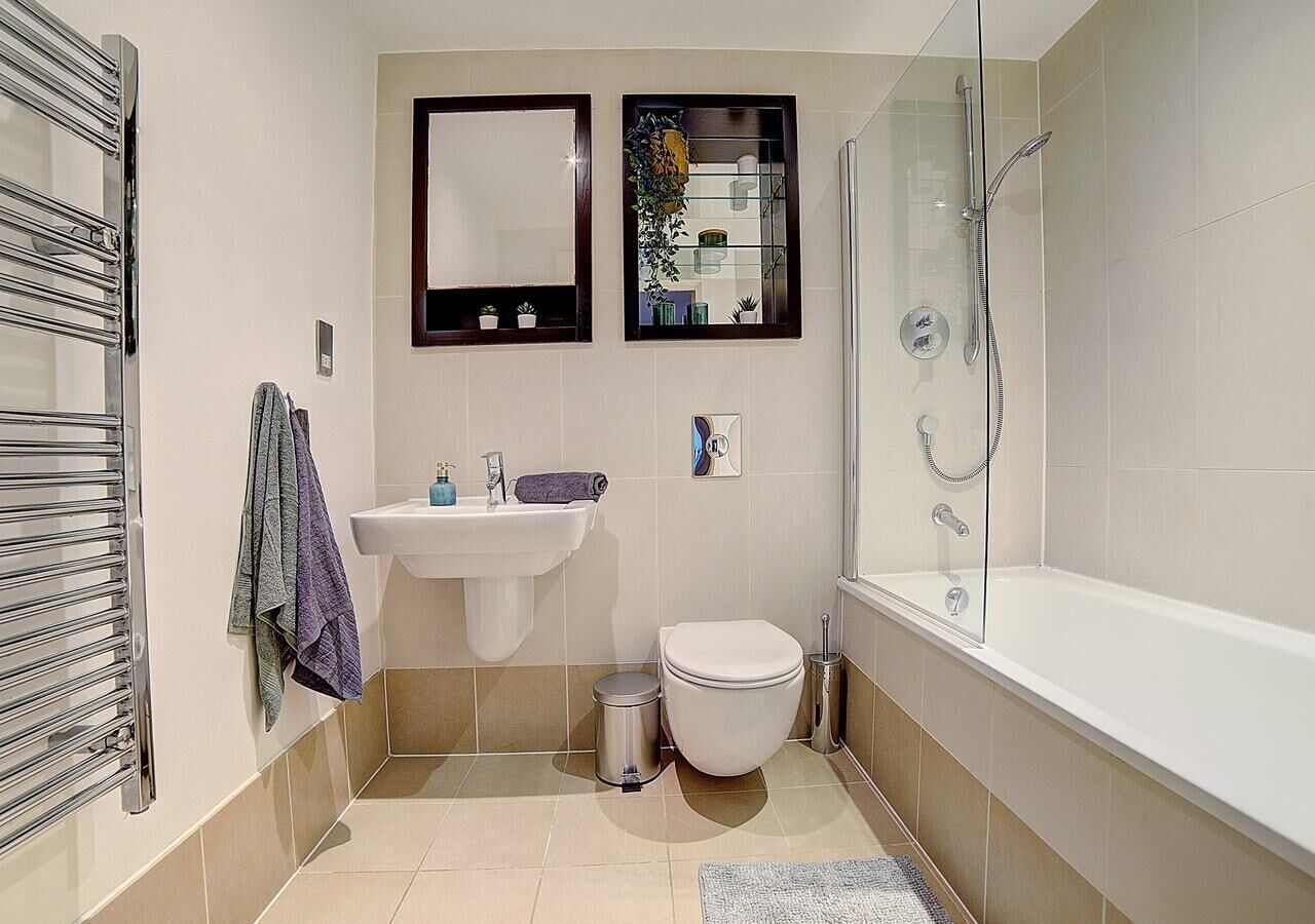 Combined shower/bathtub, hair dryer, towels, shampoo