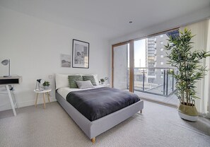 2 habitaciones, tabla de planchar con plancha y ropa de cama 