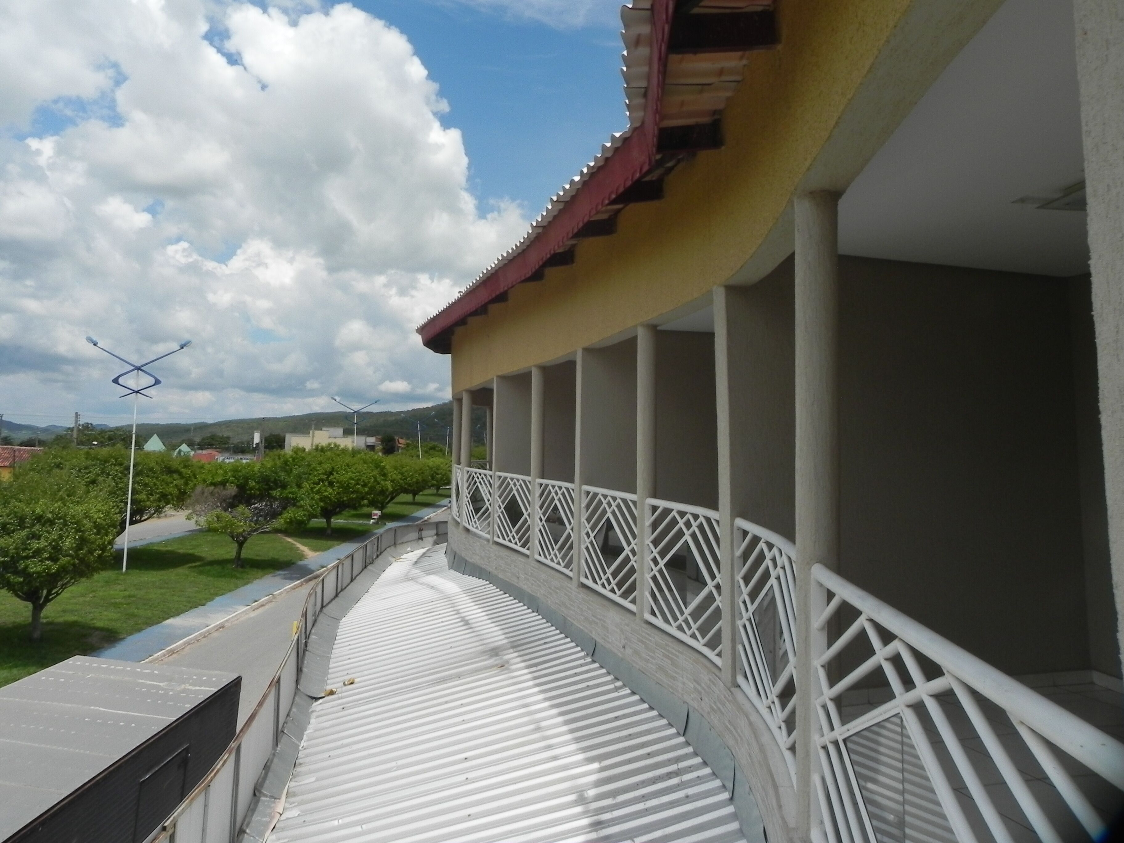 Frigobar, espaço de trabalho para notebook, cortinas blackout