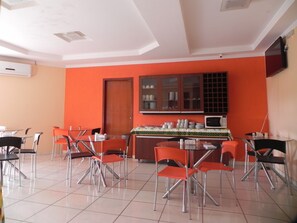 Free daily buffet breakfast  - Planeta Hotel (Colinas do Sul)