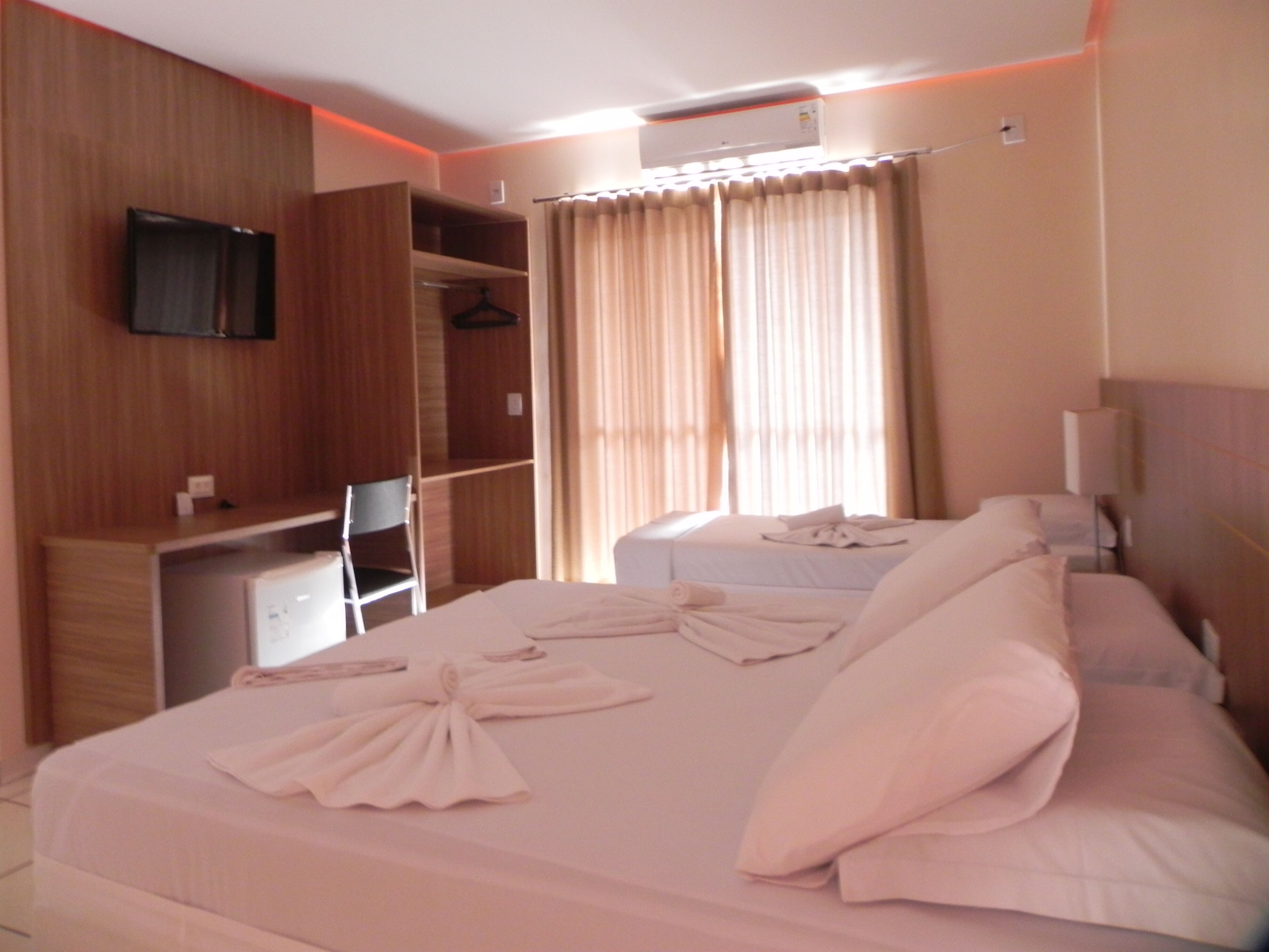 Quarto conforto | Frigobar, espaço de trabalho para notebook, cortinas blackout