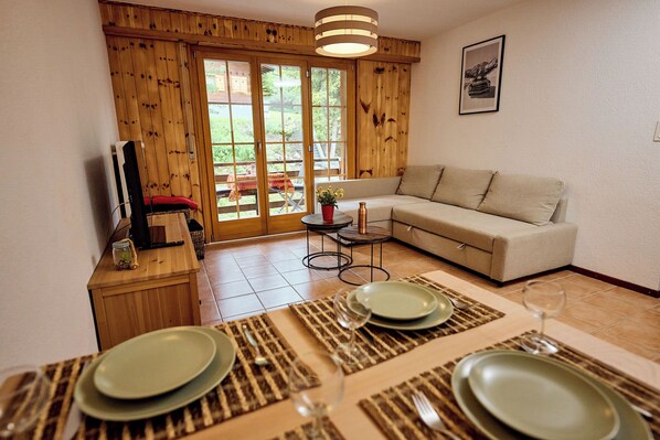 TV - Located on the route des Collons 1800, the building Les Ecureuils is 200m from the Trabanta chairlif (Thyon-Les Collons)