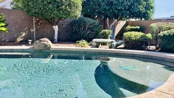 Alberca al aire libre y alberca climatizada