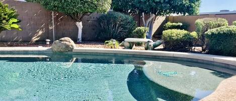 Una piscina al aire libre, una piscina climatizada