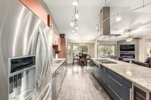 冰箱、微波炉、烤箱、炉灶