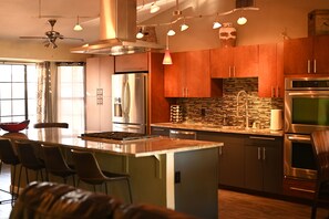 Een koelkast, een microgolfoven, een oven, een kookplaat